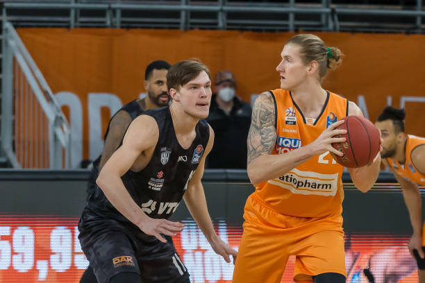 受严格训练 受严格训练